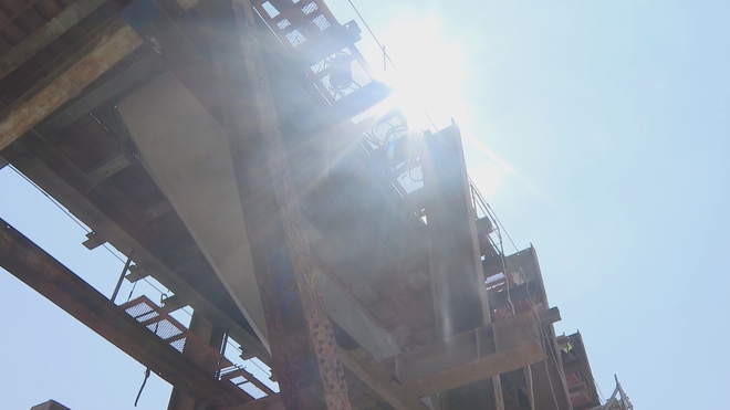 Vượt nắng nóng, công nhân tăng tốc các công trình giao thông - Ảnh 3.