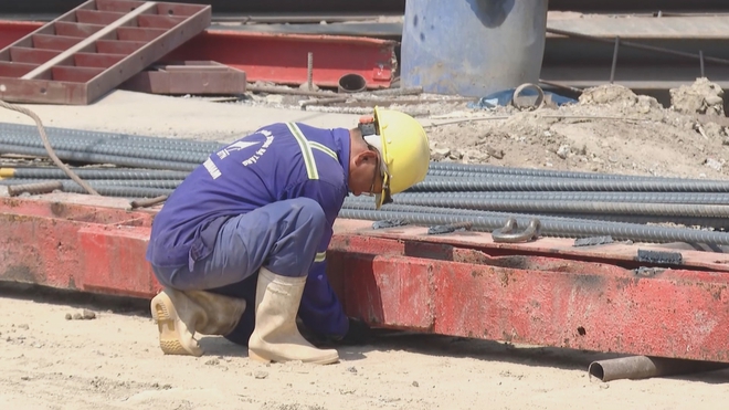 Vượt nắng nóng, công nhân tăng tốc các công trình giao thông - Ảnh 4.