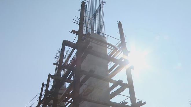 Vượt nắng nóng, công nhân tăng tốc các công trình giao thông - Ảnh 2.