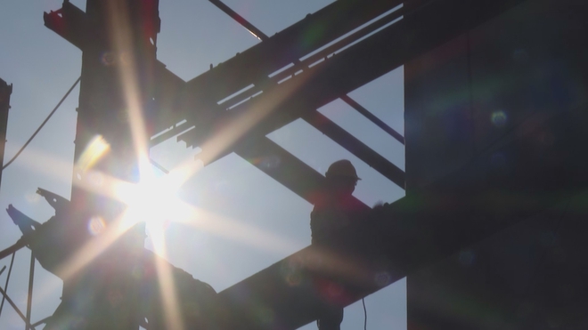 Vượt nắng nóng, công nhân tăng tốc các công trình giao thông - Ảnh 1.