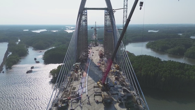 Vượt nắng nóng, công nhân tăng tốc các công trình giao thông - Ảnh 8.