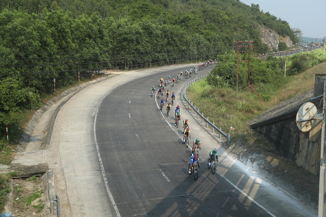 Ảnh đẹp chặng 12 | Cúp Truyền hình 2026: Những vòng quay rực rỡ trên cung đường duyên hải - Ảnh 1.