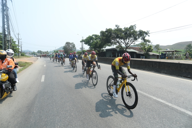 Ảnh đẹp chặng 12 | Cúp Truyền hình 2026: Những vòng quay rực rỡ trên cung đường duyên hải - Ảnh 3.