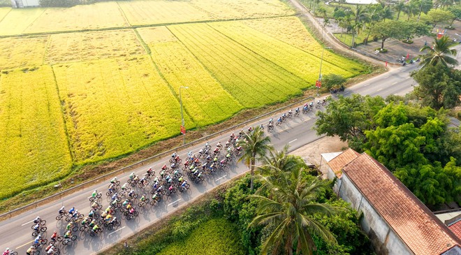Ảnh đẹp chặng 12 | Cúp Truyền hình 2026: Những vòng quay rực rỡ trên cung đường duyên hải - Ảnh 4.