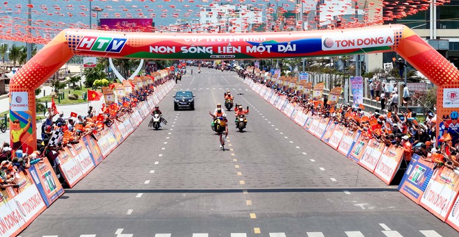 Ảnh đẹp chặng 12 | Cúp Truyền hình 2026: Những vòng quay rực rỡ trên cung đường duyên hải - Ảnh 19.