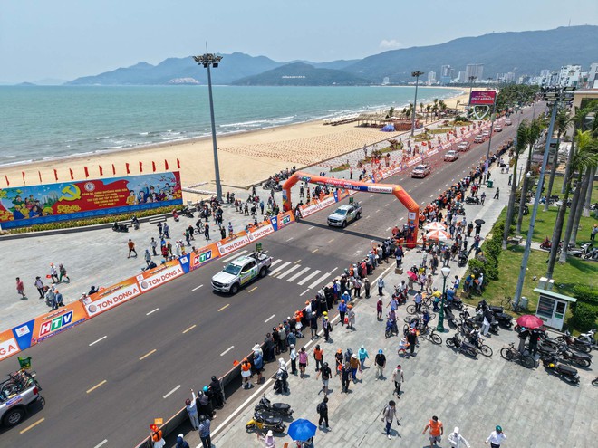 Ảnh đẹp chặng 12 | Cúp Truyền hình 2026: Những vòng quay rực rỡ trên cung đường duyên hải - Ảnh 10.