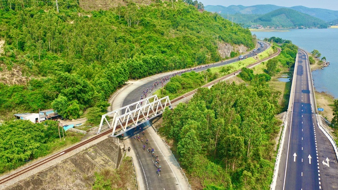 Ảnh đẹp chặng 12 | Cúp Truyền hình 2026: Những vòng quay rực rỡ trên cung đường duyên hải - Ảnh 8.