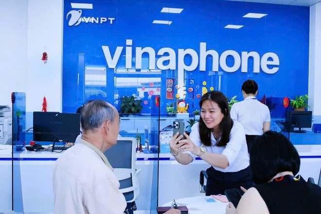 Các nhà mạng hỗ trợ người dân đăng ký trong ngày đầu xác thực thông tin thuê bao - Ảnh 1.