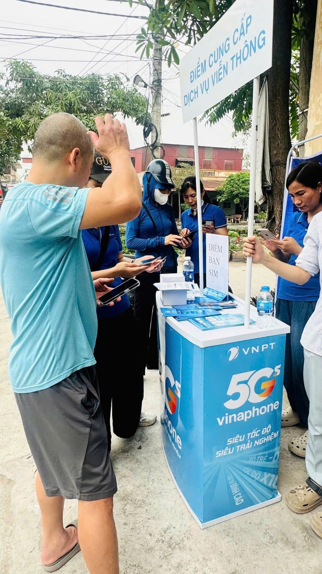 Các nhà mạng hỗ trợ người dân đăng ký trong ngày đầu xác thực thông tin thuê bao - Ảnh 2.