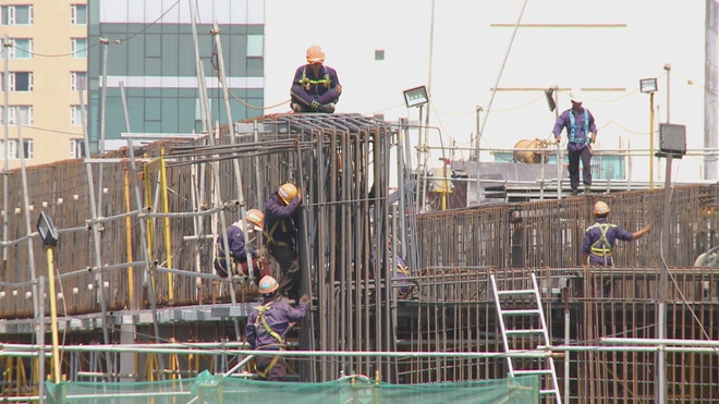 Nắng nóng vẫn tiếp diễn tại TP. Hồ Chí Minh- Ảnh 2. Nắng nóng vẫn tiếp diễn tại TP. Hồ Chí Minh- Ảnh 2.