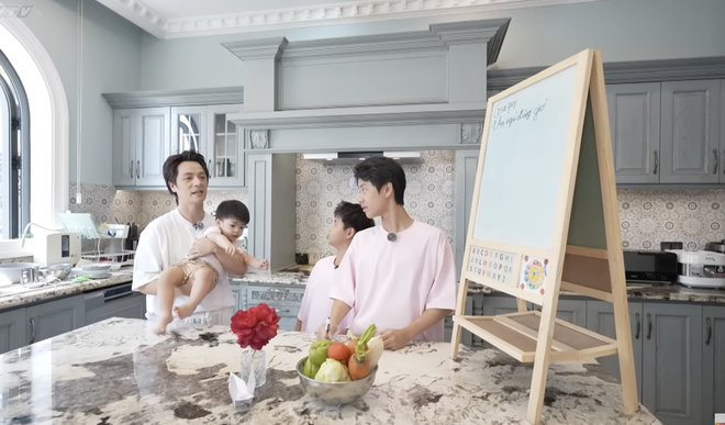 "Mẹ vắng nhà, ba là siêu nhân" Mùa 5 | Tập 2: "Vắng bóng các "nóc nhà", dàn siêu nhân đời thực chính thức 'vỡ trận' - Ảnh 1.