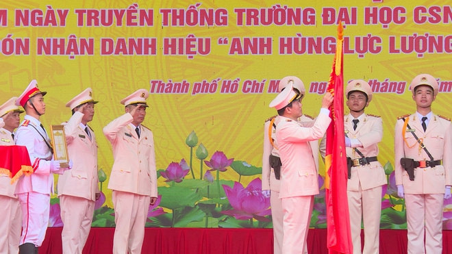 Trường Đại học Cảnh sát Nhân dân kỷ niệm 50 năm Ngày truyền thống và đón nhận danh hiệu Anh hùng Lực lượng vũ trang Nhân dân- Ảnh 3.