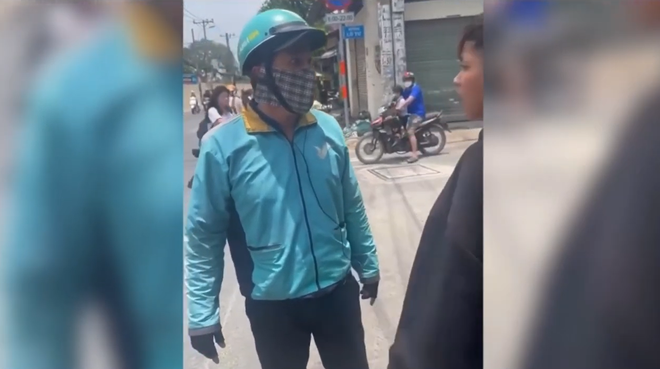 Xử lý tài xế xe công nghệ dùng gậy kim loại đánh người sau va chạm giao thông- Ảnh 1.