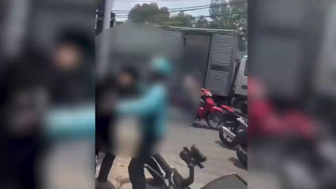 Xử lý tài xế xe công nghệ dùng gậy kim loại đánh người sau va chạm giao thông- Ảnh 2.