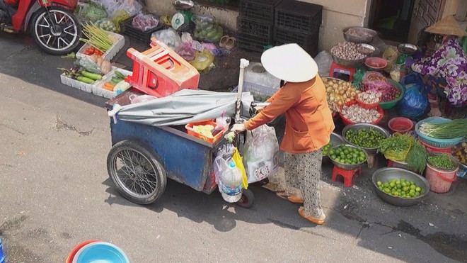 60 Giây ngày 2/4/2026 | Chật vật mưu sinh dưới cái nắng 37 độ C - Ảnh 1.