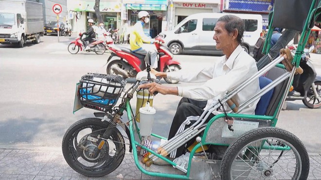 60 Giây ngày 2/4/2026 | Chật vật mưu sinh dưới cái nắng 37 độ C - Ảnh 2.