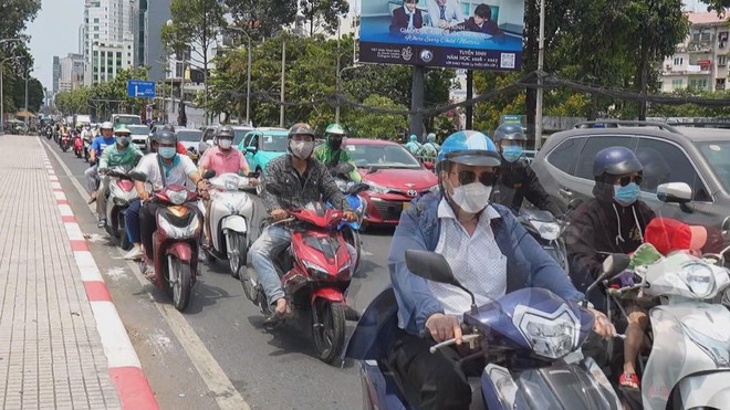 60 Giây ngày 2/4/2026 | Chật vật mưu sinh dưới cái nắng 37 độ C - Ảnh 5.