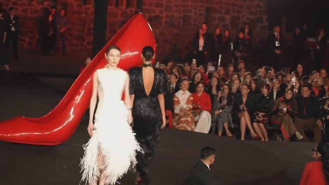 Trình diễn thời trang quảng bá phim "The Devil Wears Prada" phần 2 - Ảnh 1.