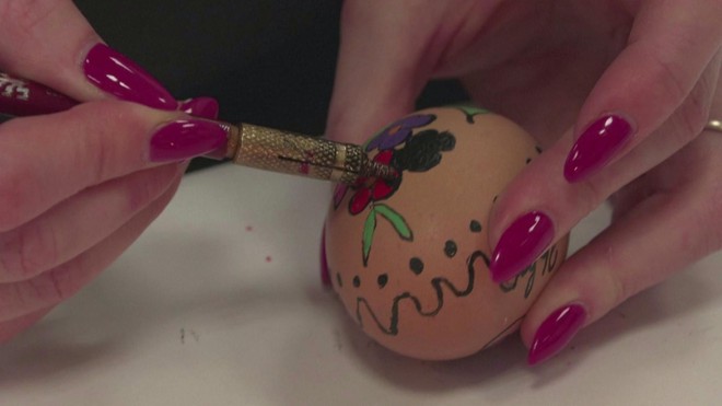 Croatia gìn giữ truyền thống nghề làm trứng Phục sinh đen - Ảnh 4.