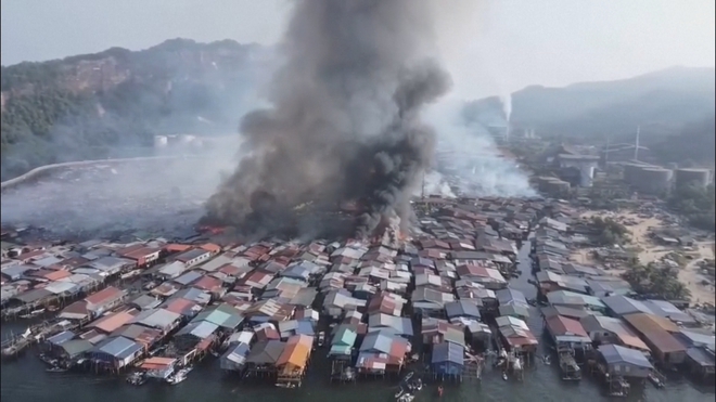 Malaysia: Cháy làng bè trên biển, hơn 1.200 căn nhà bị thiêu rụi - Ảnh 1.