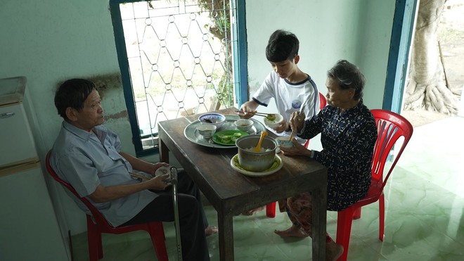 Mái ấm gia đình Việt: Quang Phú luôn day dứt vì nghĩ mình là gánh nặng - Ảnh 4.