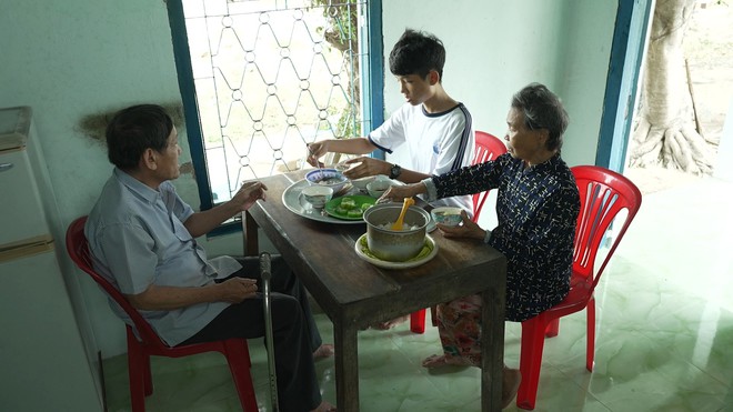 Mái ấm gia đình Việt: Quang Phú luôn day dứt vì nghĩ mình là gánh nặng - Ảnh 3.