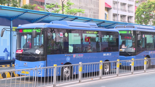 TP. Hồ Chí Minh: Đề xuất và lộ trình miễn phí xe buýt để giảm ùn tắc và ô nhiễm môi trường - Ảnh 3.