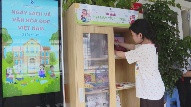 Tủ sách yêu thương tiếp sức tinh thần cho bệnh nhi - Ảnh 1.