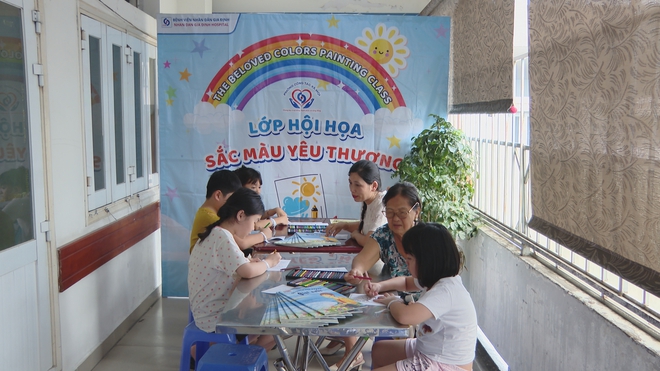 Tủ sách yêu thương tiếp sức tinh thần cho bệnh nhi - Ảnh 2.