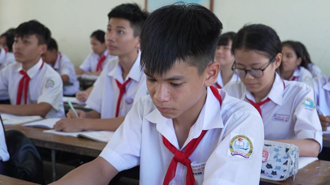 Khải Minh sống nhờ hàng xóm 10 năm, mong sớm thành tài chữa bệnh cho mẹ - Ảnh 7.