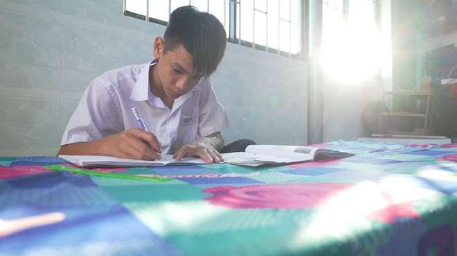 Khải Minh sống nhờ hàng xóm 10 năm, mong sớm thành tài chữa bệnh cho mẹ - Ảnh 6.