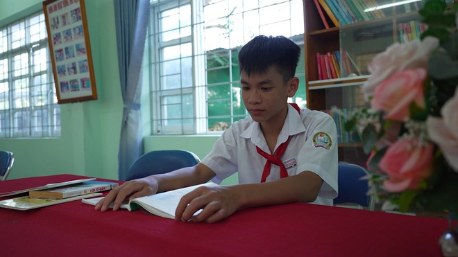 Khải Minh sống nhờ hàng xóm 10 năm, mong sớm thành tài chữa bệnh cho mẹ - Ảnh 10.