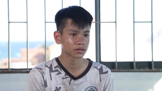 Khải Minh sống nhờ hàng xóm 10 năm, mong sớm thành tài chữa bệnh cho mẹ - Ảnh 8.