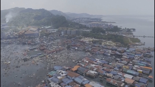 Malaysia: Cháy làng bè trên biển, hơn 1.200 căn nhà bị thiêu rụi - Ảnh 2.