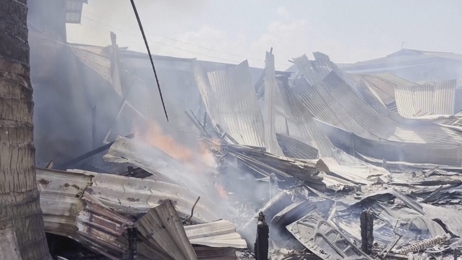 Malaysia: Cháy làng bè trên biển, hơn 1.200 căn nhà bị thiêu rụi - Ảnh 3.