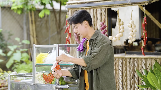 Lẹ không trễ tàu: Trốn văn nghệ, dính luôn tình người - Ảnh 1.