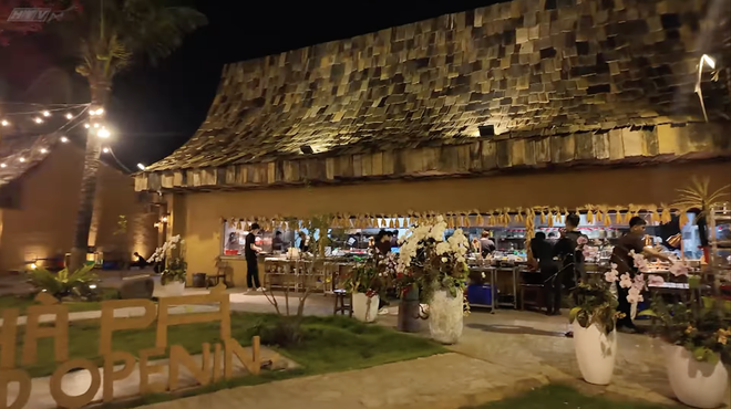 Quán ăn hạnh phúc "đột nhập" nhà hàng của Ngọc Trinh - Ảnh 3.