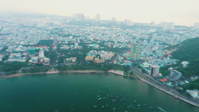 Khách quốc tế đến Việt Nam du lịch đạt mức cao kỉ lục với 6,7 triệu lượt - Ảnh 2.