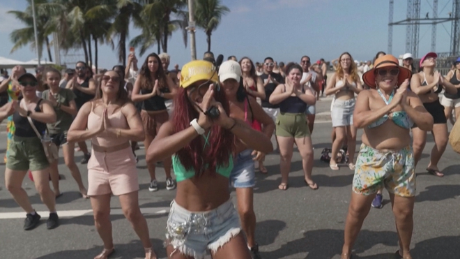 Người hâm mộ học nhảy Waka Waka trước thềm đêm nhạc của Shakira tại Brazil - Ảnh 4.