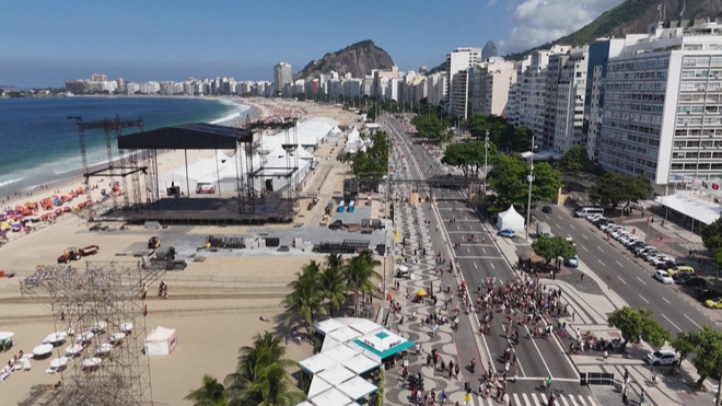 Người hâm mộ học nhảy Waka Waka trước thềm đêm nhạc của Shakira tại Brazil - Ảnh 3.