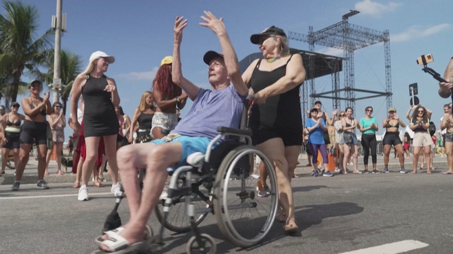 Người hâm mộ học nhảy Waka Waka trước thềm đêm nhạc của Shakira tại Brazil - Ảnh 2.