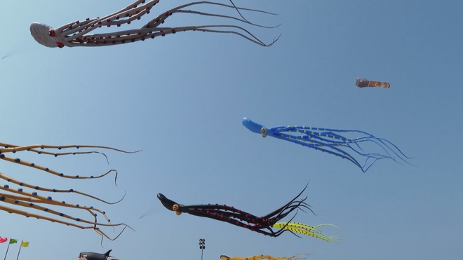 Nhiều hoạt động mới lạ chờ đón du khách tại các địa phương ven biển dịp lễ - Ảnh 1.