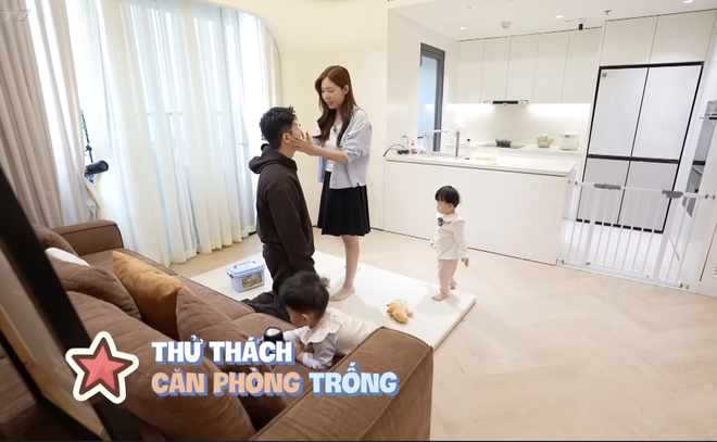 "Mẹ vắng nhà, ba là siêu nhân": MC Mạnh Cường "tiền đình" vì thử thách oái oăm của vợ - Ảnh 1.