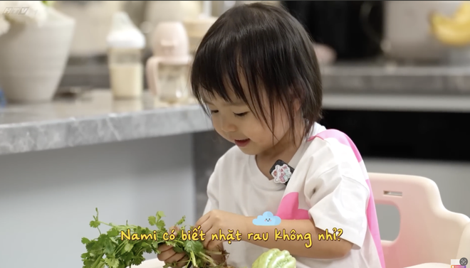 "Mẹ vắng nhà, Ba là siêu nhân": Bữa trưa "hỗn loạn" cùng hai nàng công chúa Nami - Suli - Ảnh 8.