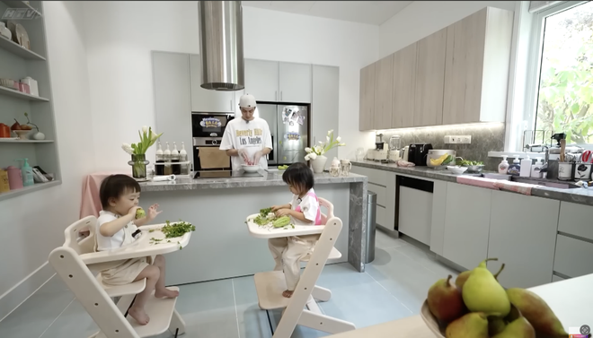 "Mẹ vắng nhà, Ba là siêu nhân": Bữa trưa "hỗn loạn" cùng hai nàng công chúa Nami - Suli - Ảnh 2.