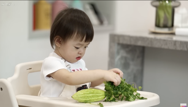 "Mẹ vắng nhà, Ba là siêu nhân": Bữa trưa "hỗn loạn" cùng hai nàng công chúa Nami - Suli - Ảnh 7.