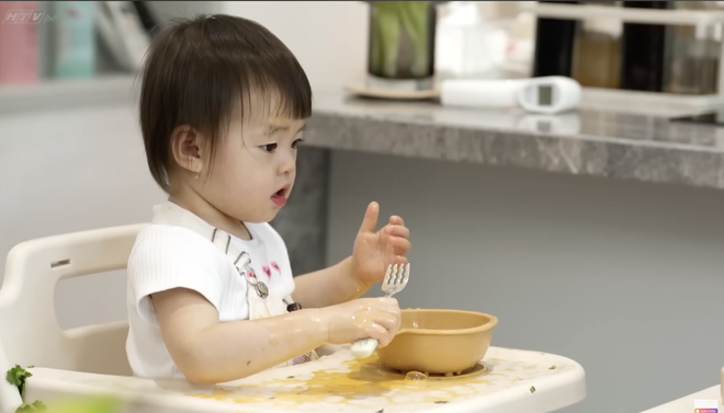 "Mẹ vắng nhà, Ba là siêu nhân": Bữa trưa "hỗn loạn" cùng hai nàng công chúa Nami - Suli - Ảnh 13.