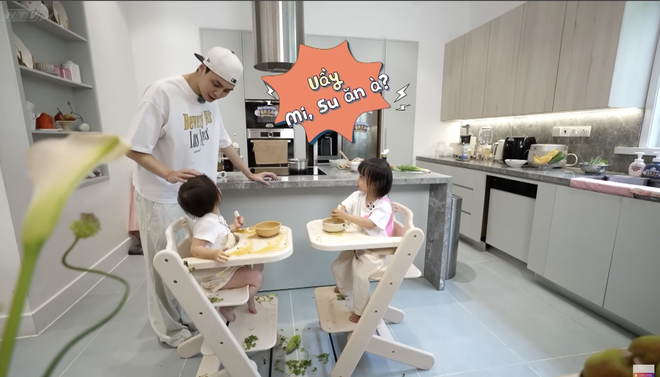 "Mẹ vắng nhà, Ba là siêu nhân": Bữa trưa "hỗn loạn" cùng hai nàng công chúa Nami - Suli - Ảnh 12.