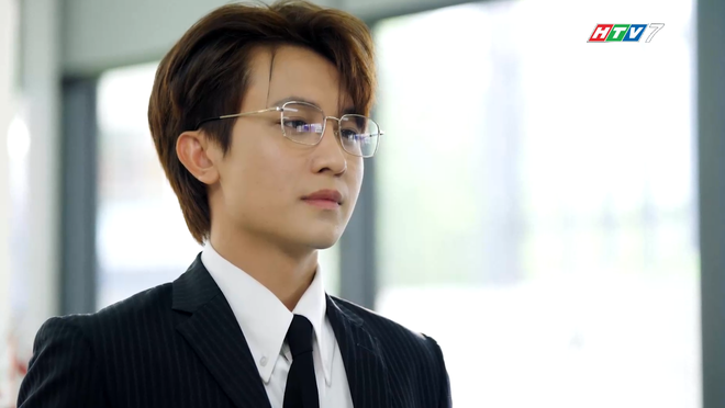 Trò đùa huyết thống: Cổ phiếu lao dốc, Dylan trở lại ván cờ thừa kế - Ảnh 1.