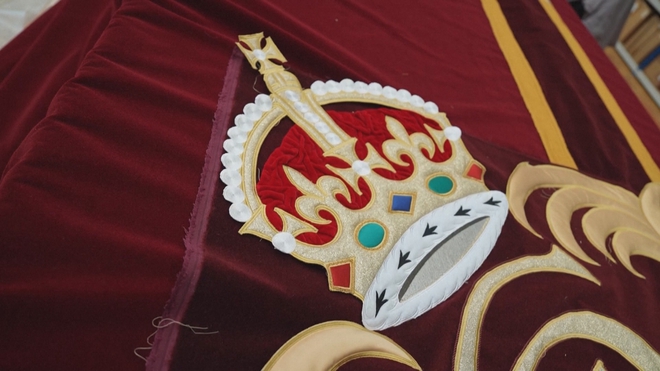 Nhà hát Opera Anh thay bộ rèm mới có biểu tượng vua Charles III - Ảnh 2.